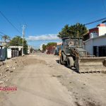 Inician trabajos de pavimentación y construcción de banquetas en calle Ballena