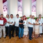 Layda Sansores reconoce a 242 docentes y anuncia día libre para maestros en Campeche 